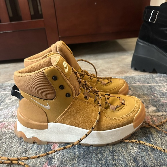 Nike Tan and White Boots with Nubuck Leather and Padded Collar - Picture 1 of 3